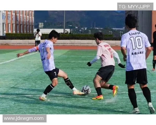 足球明星助力球迷梦想成真共同追逐绿茵场上的荣耀与激情